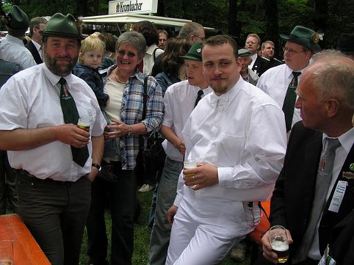 05d_03 neuer K.jpg - Feuerpause: Ein Glas Bier zur Stärkung.